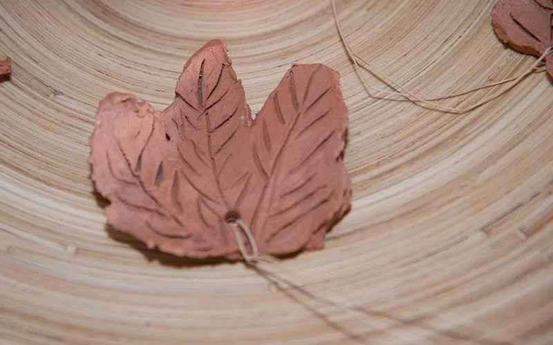 Selbst getöpfertes Blatt aus Ton als Wanddekoration