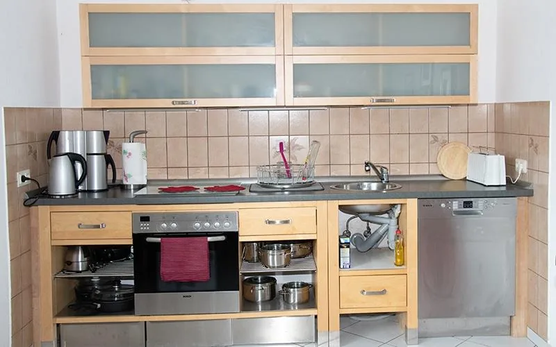 Küchenzeile mit Backofen, Ceranfeld, Spülmaschine, Wasserkocher und Toaster