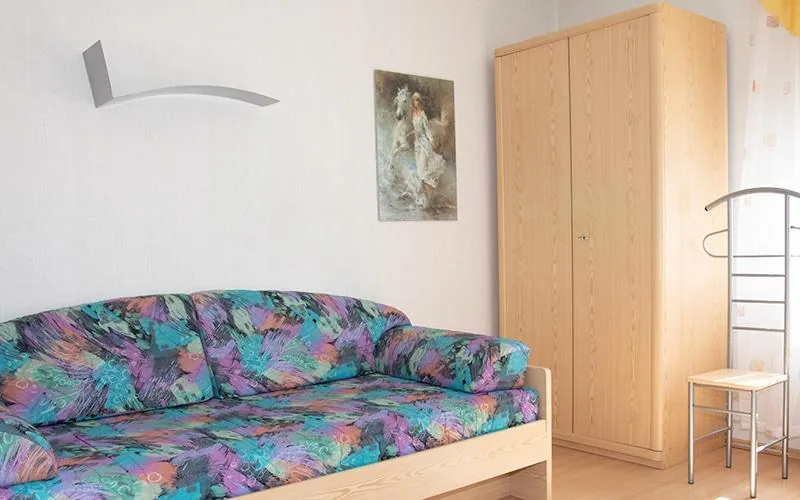 Couch und Kleiderschrank im zweiten Schlafzimmer
