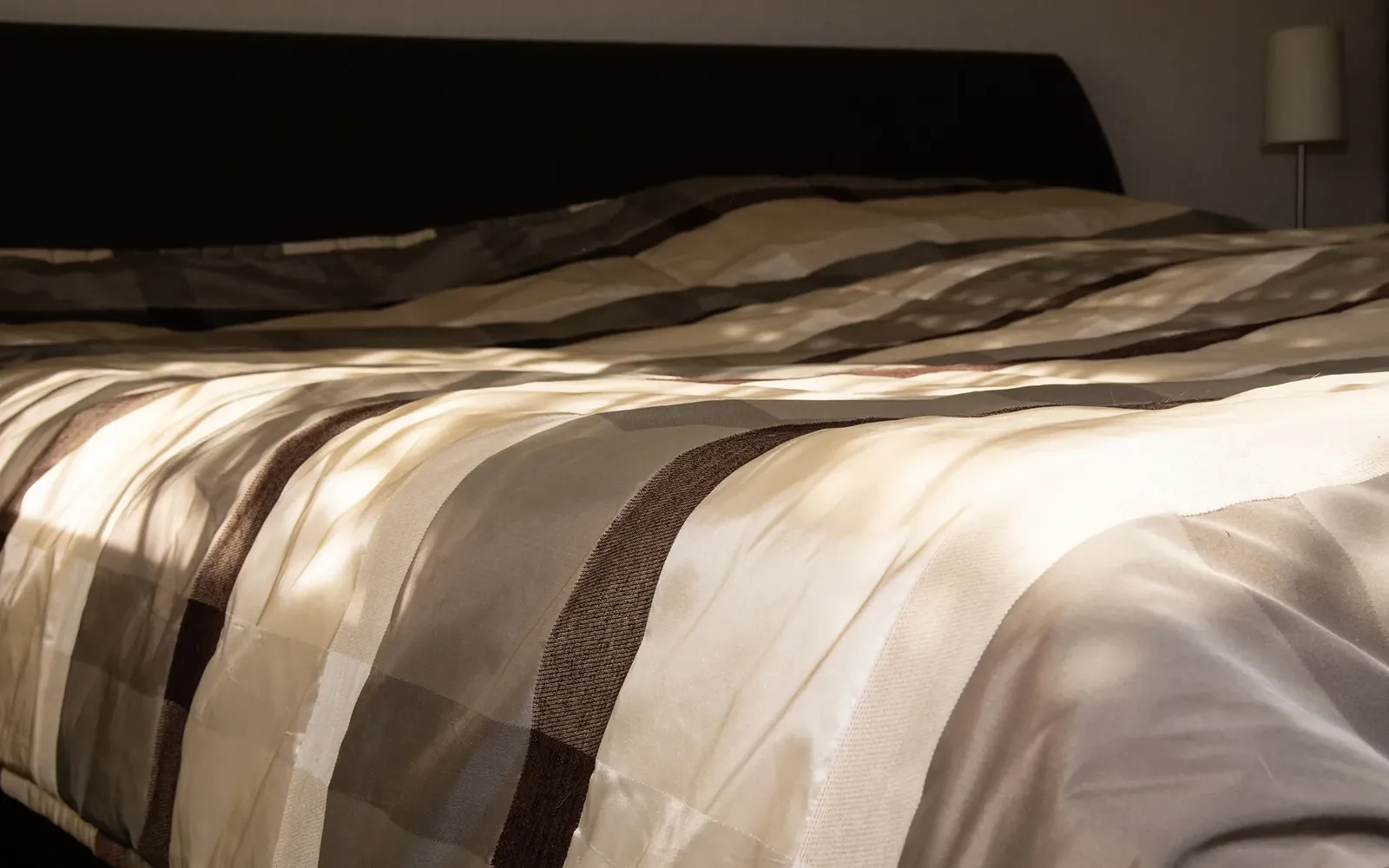 Bezogenes Doppelbett im Morgenlicht