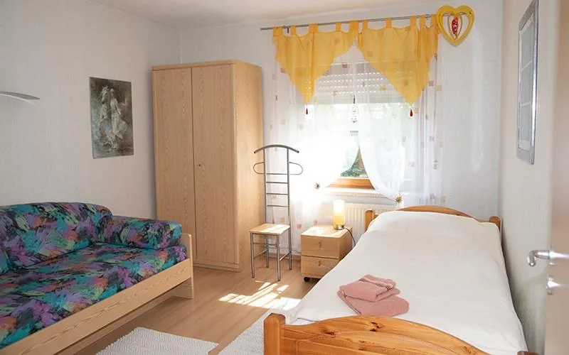 Zweites Schlafzimmer mit Einzelbett, Sitzcouch und Kleiderschrank